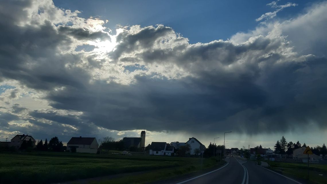 Uwaga – możliwe burze z silnym wiatrem i deszczem! Ostrzeżenie dla naszego powiatu