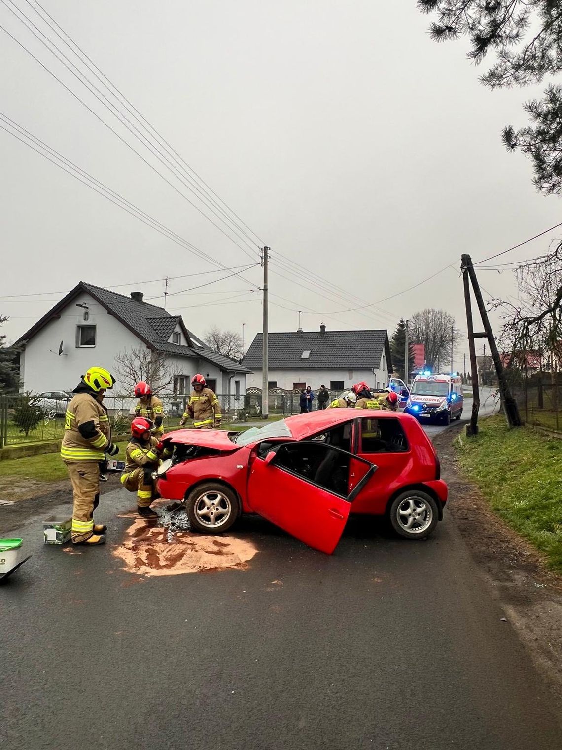 Volkswagen Lupo dachował w Gierałtowicach. Kobieta, która prowadziła samochód trafiła do szpitala