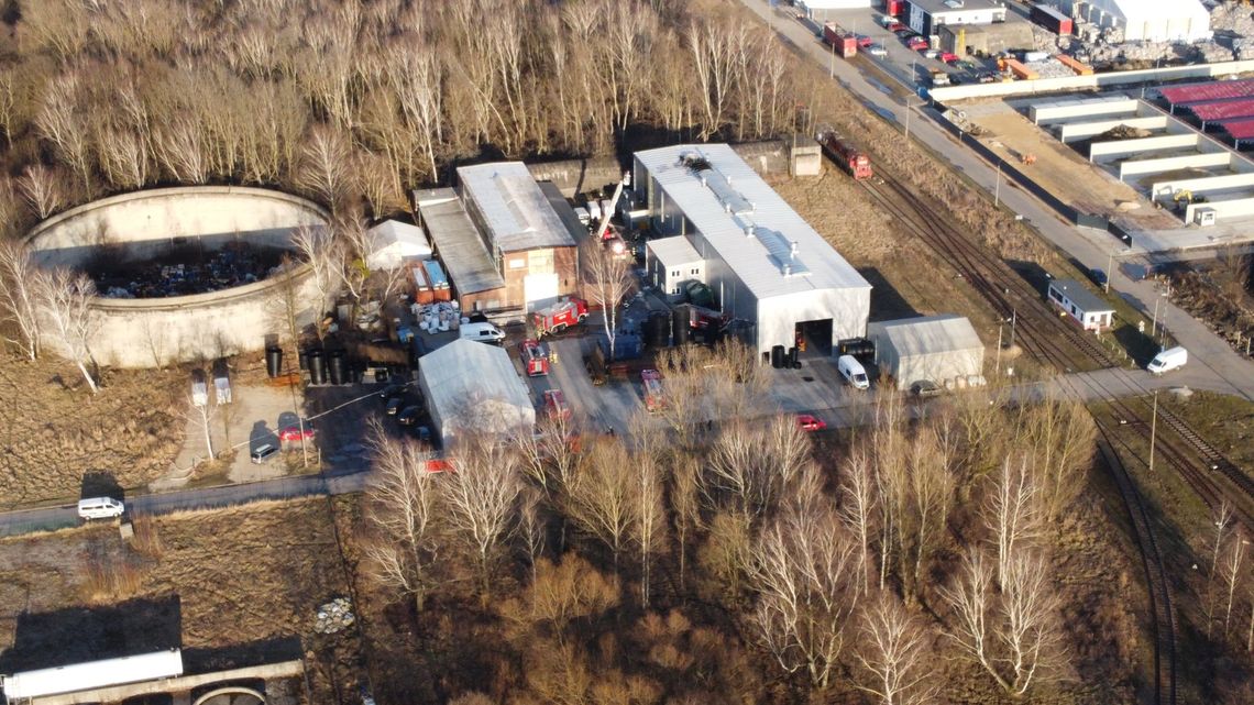 W hali produkcyjnej zapaliła się maszyna, a później dach