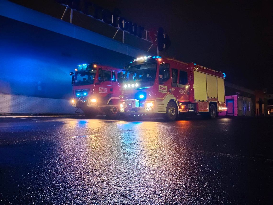 W markecie uruchomił się alarm pożarowy. Interweniowali strażacy