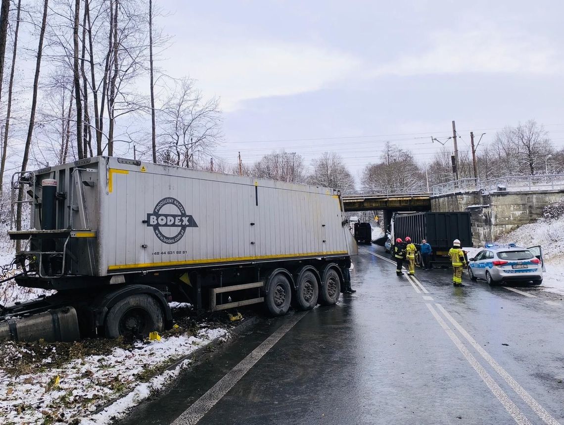 Na ul. Spacerowej, gdzie doszło do zderzenia dwóch ciężarówek, wprowadzono ruch wahadłowy