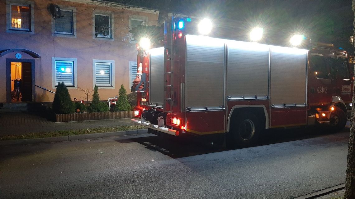 W mieszkaniu włączyła się czujka tlenku węgla. Interweniowali strażacy