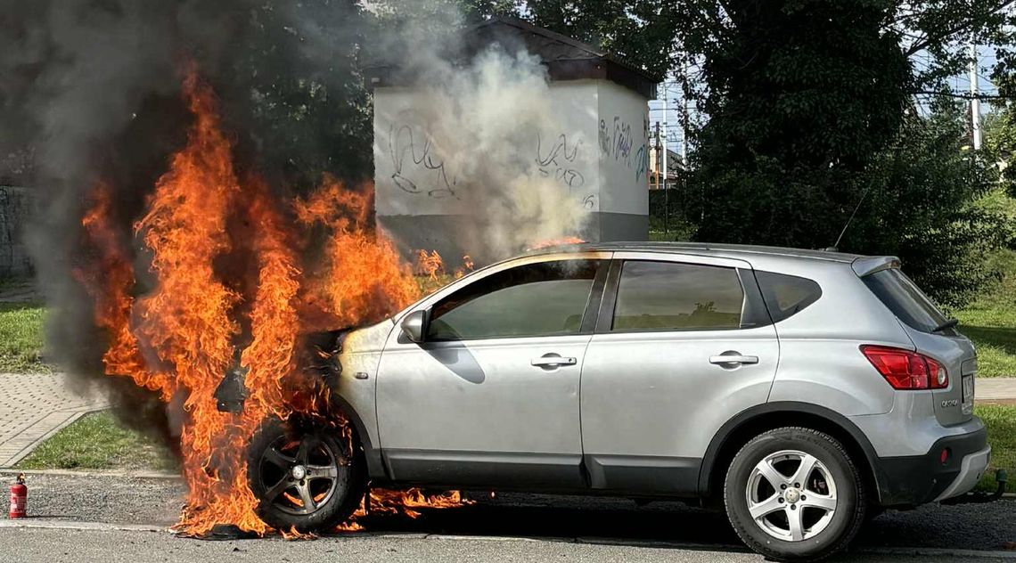 W ogniu stanął samochód osobowy. Na miejsce natychmiast wezwano straż pożarną