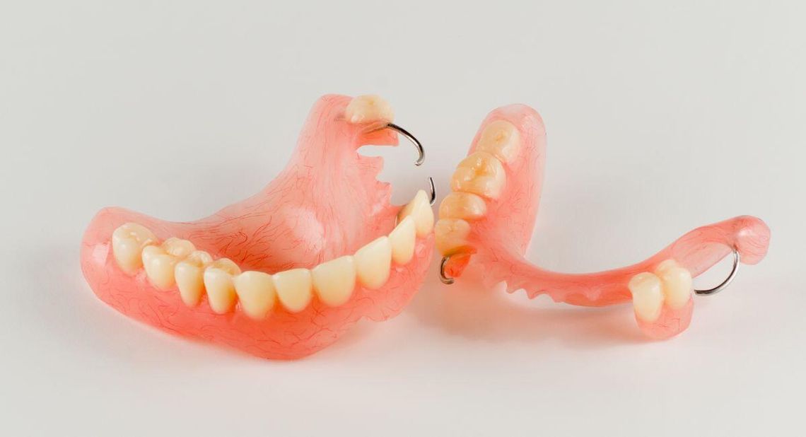 W protezie brakowało kilku zębów. Mieszkanka powiatu kędzierzyńsko-kozielskiego została oszukana