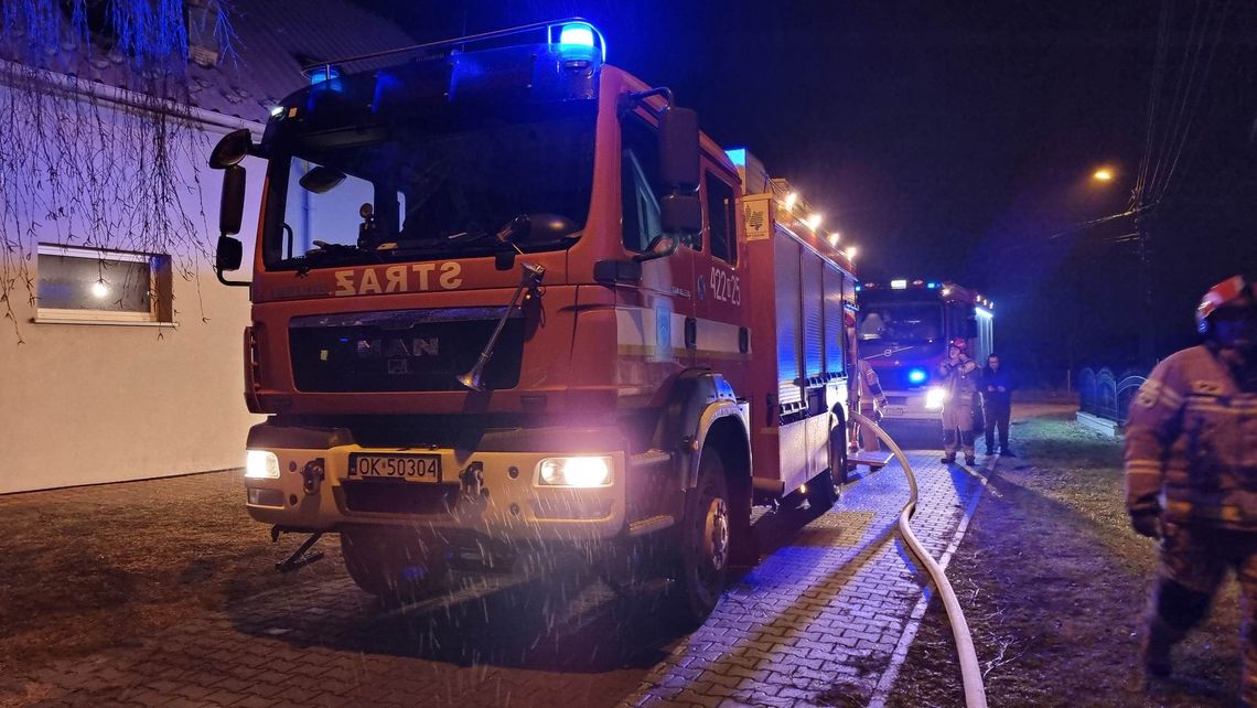 W Rogach zapalił się budynek gospodarczy. Interweniowali strażacy