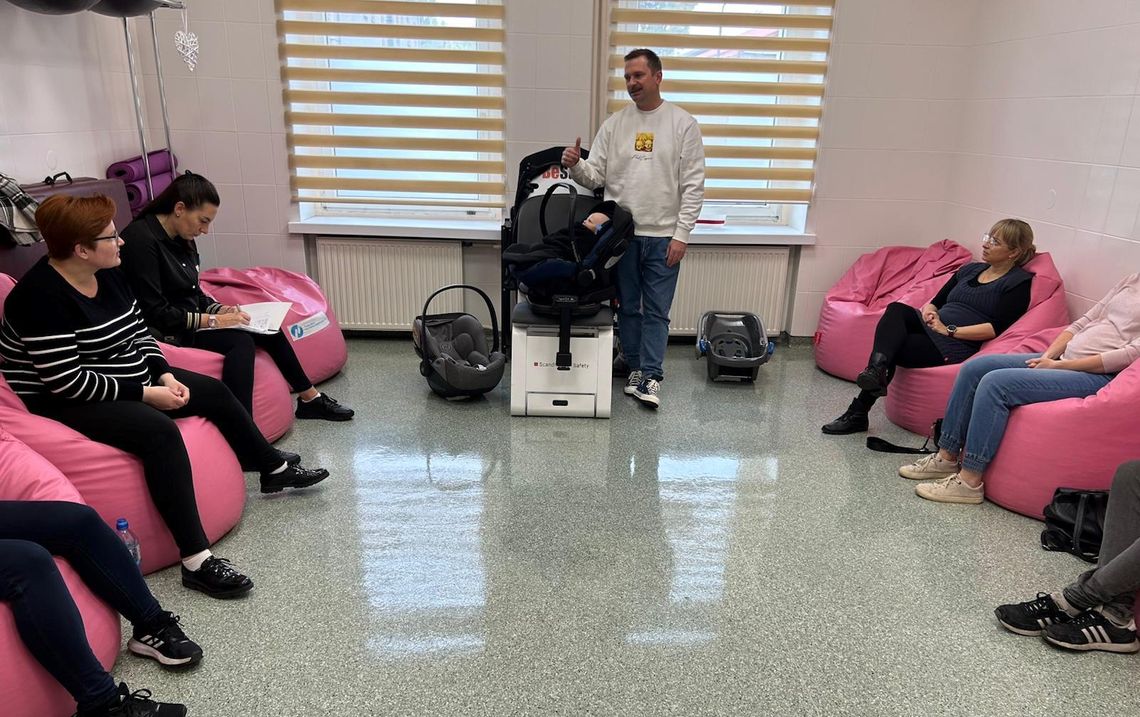 W szkole rodzenia odbyły się zajęcia z fotelikowania. ZDJĘCIA W szkole rodzenia odbyły się zajęcia z fotelikowania. ZDJĘCIA