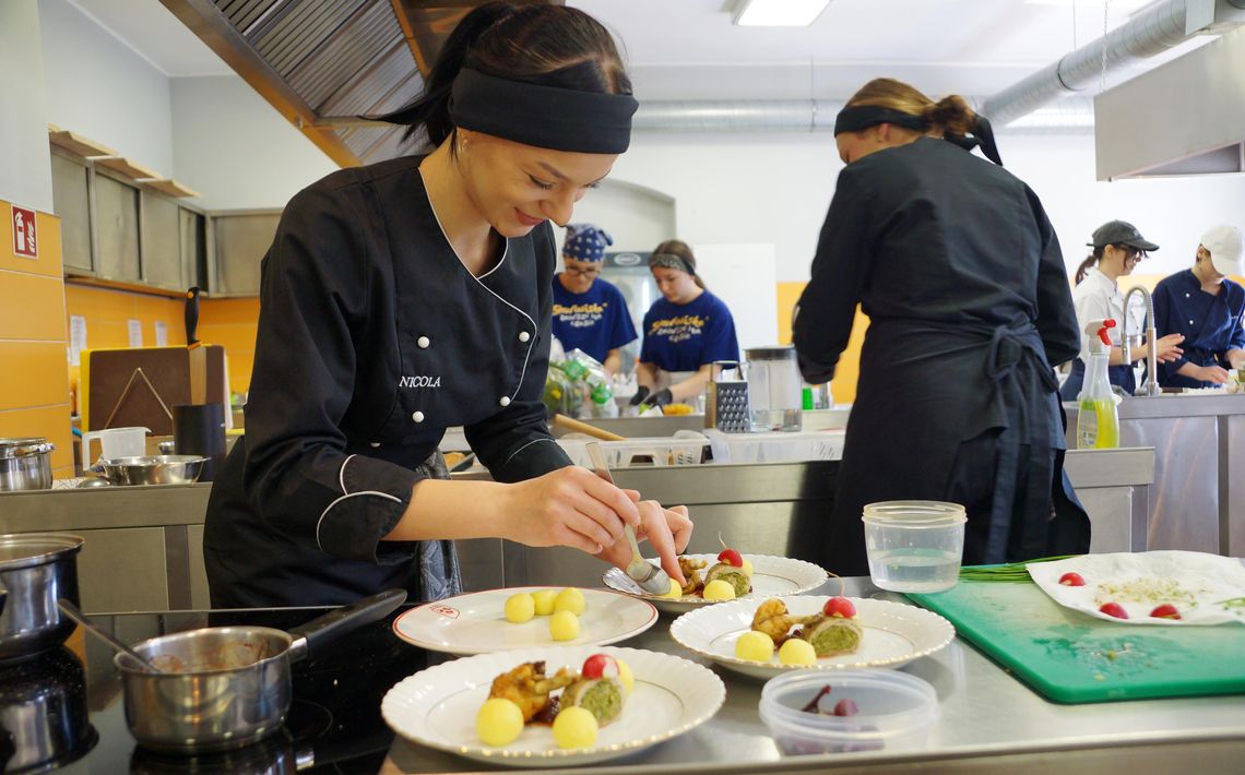 W ZS nr 1 zapachniało świętami. Oto laureaci konkursu kulinarno-kelnerskiego. ZDJĘCIA