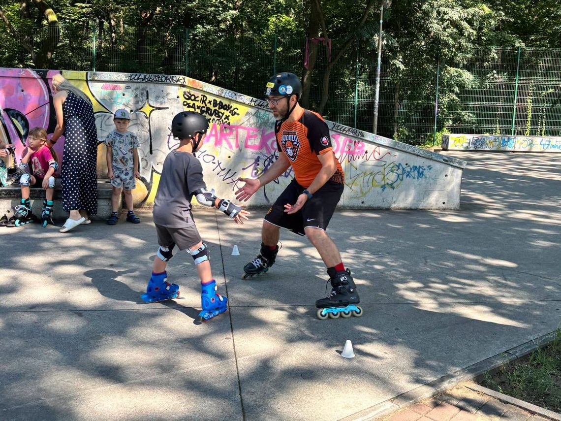 Wakacje na sportowo z MOSiR-em. Warsztaty rolkarskie, a wkrótce kolejne zajęcia Wakacje na sportowo z MOSiR-em. Warsztaty rolkarskie, a wkrótce kolejne zajęcia