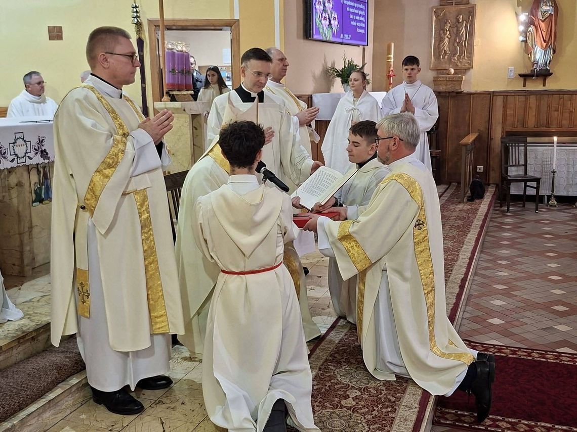 Waldemar Wczasek przyjął święcenia diakonatu. Ma dar rozmawiania z młodzieżą