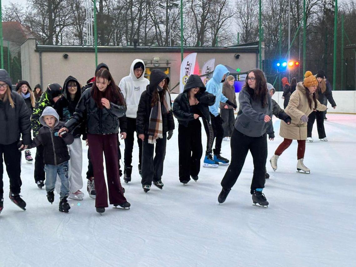 Walentynki na lodzie. Ice Party na ślizgawce Biały Orlik w Koźlu. ZDJĘCIA Walentynki na lodzie. Ice Party na ślizgawce Biały Orlik w Koźlu. ZDJĘCIA
