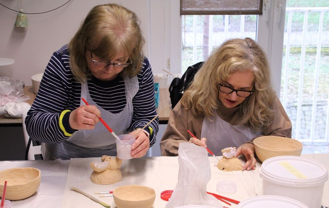 Warsztaty ceramiczne dla seniorów w kozielskiem "Magnolii"