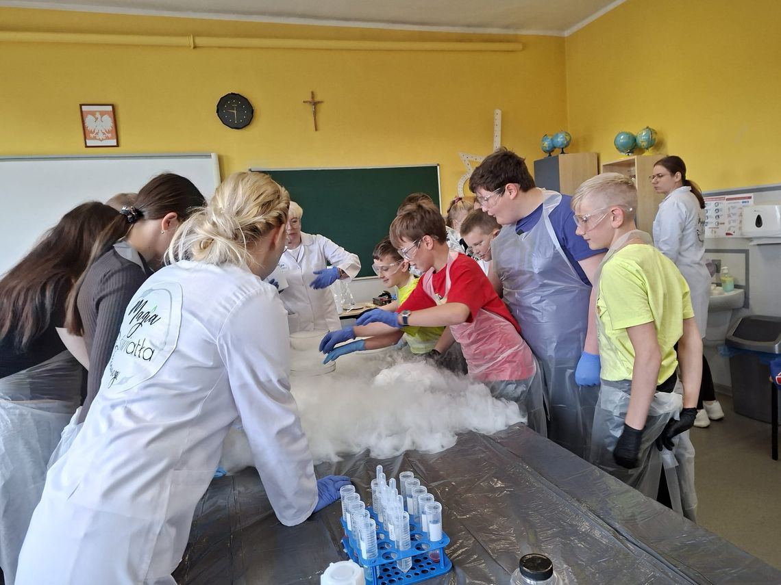 Warsztaty chemiczne w większyckiej szkole. A jednak chemia da się lubić. ZDJĘCIA Warsztaty chemiczne w większyckiej szkole. A jednak chemia da się lubić. ZDJĘCIA