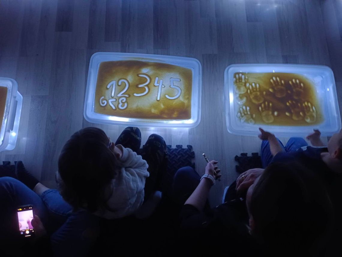 Warsztaty sensoryczne pn. "Im ciemniej, tym przyjemniej"