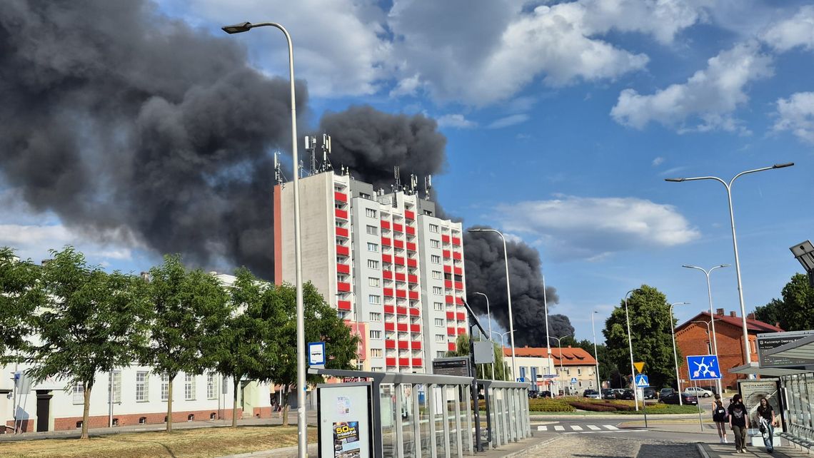 UWAGA! Pożar hali w Kędzierzynie-Koźlu. Strażacy apelują: zamknijcie okna!