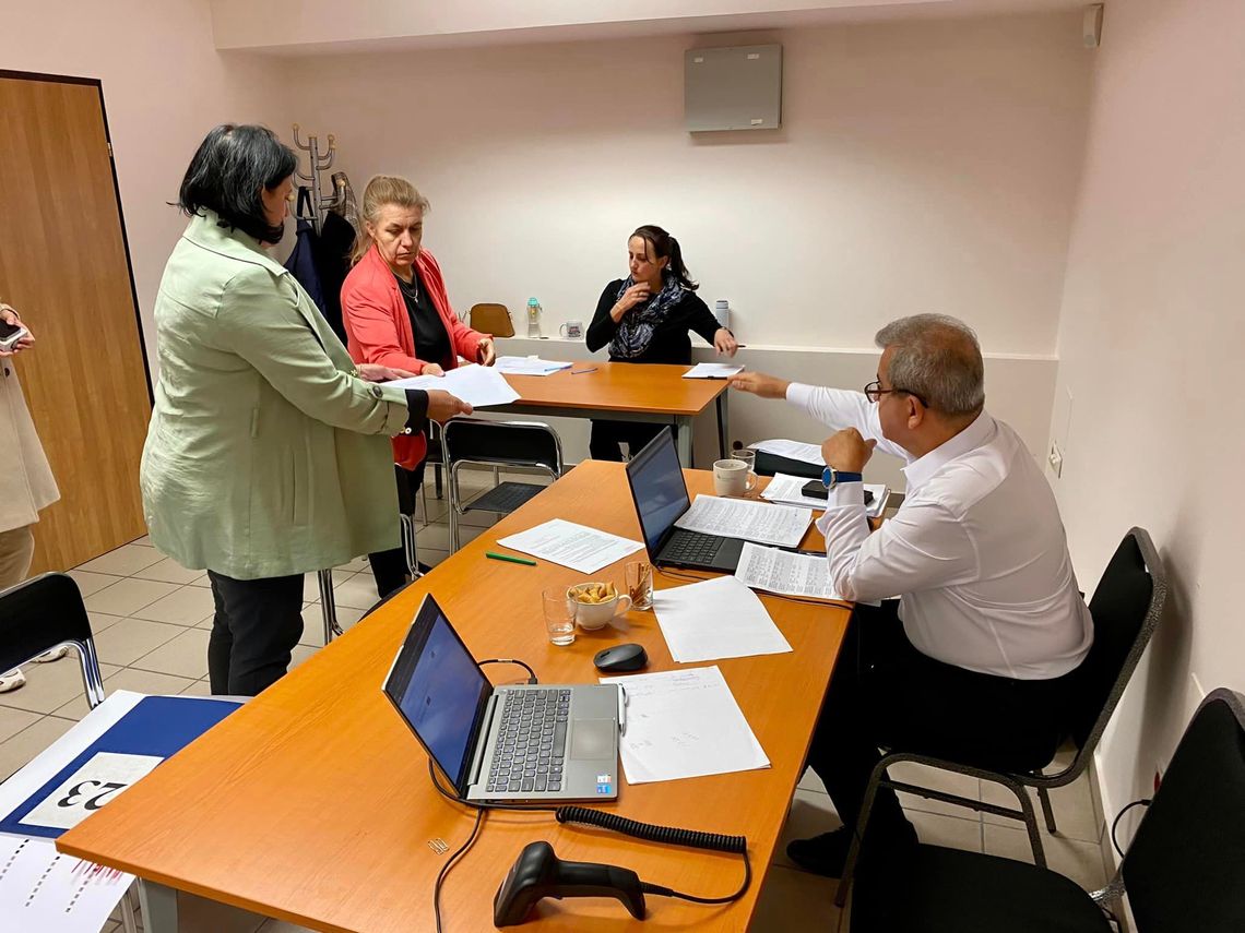 Wciąż jeszcze spływają protokoły z Obwodowych Komisji Wyborczych Wciąż jeszcze spływają protokoły z Obwodowych Komisji Wyborczych