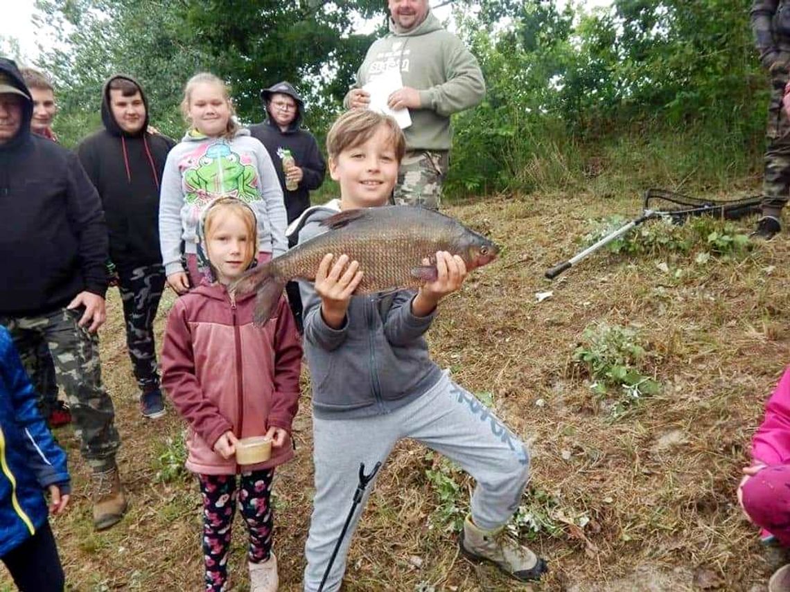 Wędkarski narybek łowił rybki. Taki prezent na Dzień Dziecka. ZDJĘCIA