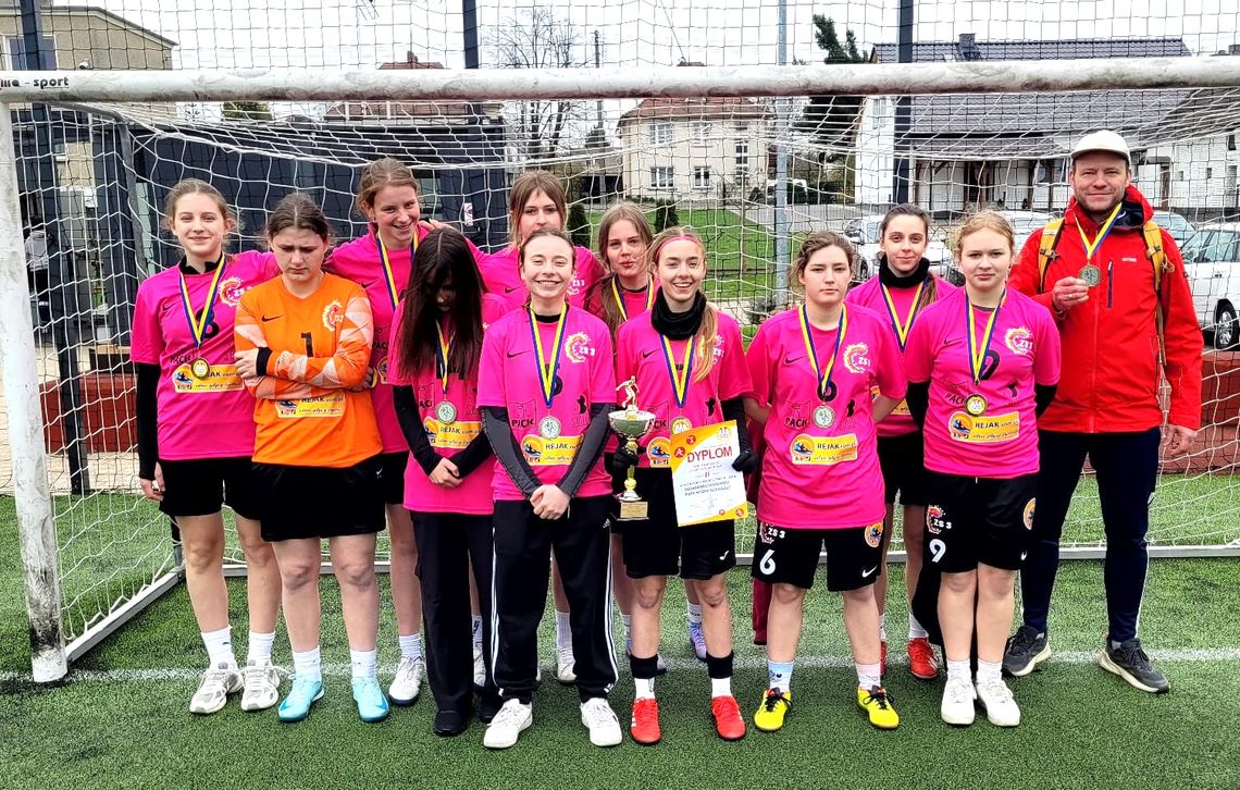 Wicemistrzynie województwa - sukces piłkarek z Zespołu Szkół nr 3 w Kędzierzynie-Koźlu. ZDJĘCIA