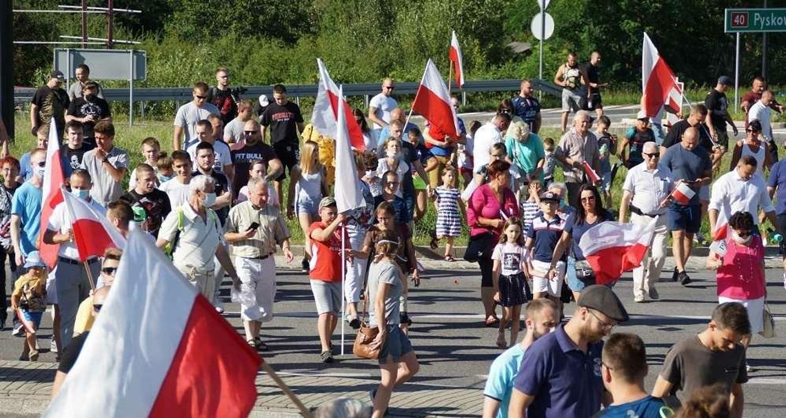 Wiec patriotyczny przy Rondzie Witolda Pileckiego. Mieszkańcy Kędzierzyna-Koźla w hołdzie powstańcom