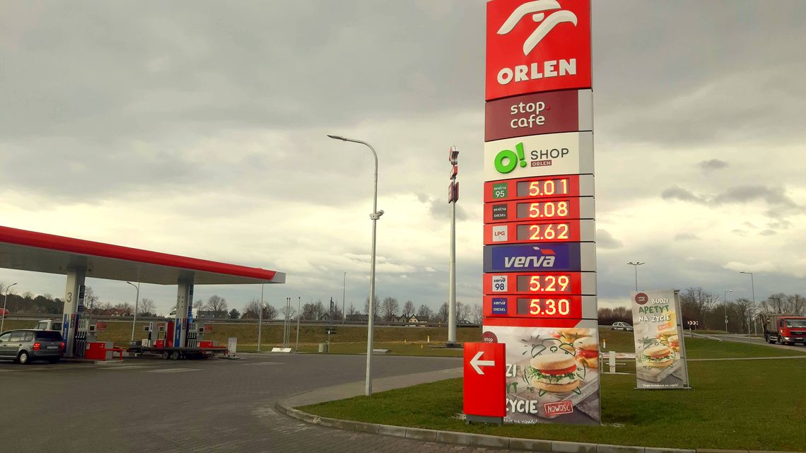 Większość naszych stacji benzynowych sprzedaje już paliwa powyżej 5 zł. Najtaniej jest na Wasbruku i Carrefour