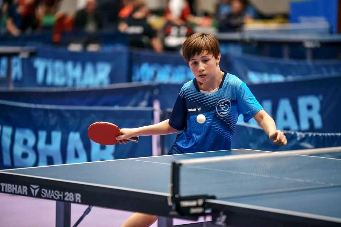 Wielka nadzieja polskiego tenisa rywalizuje ze starszymi zawodnikami jak równy z równym. ZDJĘCIA