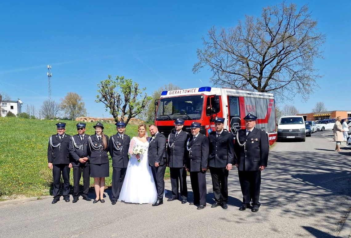 Wielka „strażacka rodzina” na weselu swojego kolegi. ZDJĘCIA