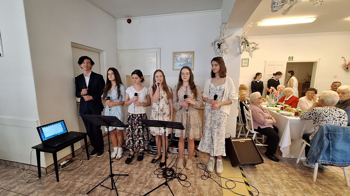 Wielkanocna atmosfera wciąż trwa! Seniorzy z „Magnolii” świętowali z gośćmi i przy muzyce. ZDJĘCIA