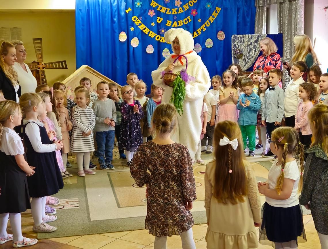 Wielkanocne świętowanie z Zajączkiem Szarusiem w "Przedszkolu pod Topolą"
