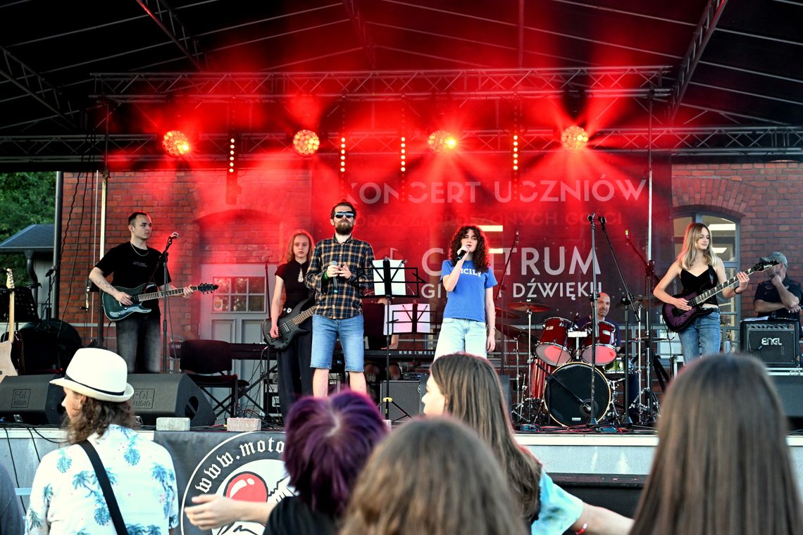 Wielki koncert Centrum Gitary i Dźwięku na kozielskiej wyspie. 120 muzyków grało przez pięć godzin! Wielki koncert Centrum Gitary i Dźwięku na kozielskiej wyspie. 120 muzyków grało przez pięć godzin!