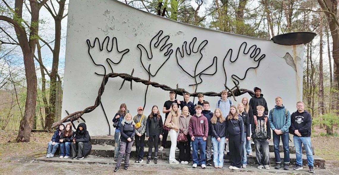 Śladami II wojny światowej. Wizyta fińskich licealistów w Kędzierzynie-Koźlu. ZDJĘCIA