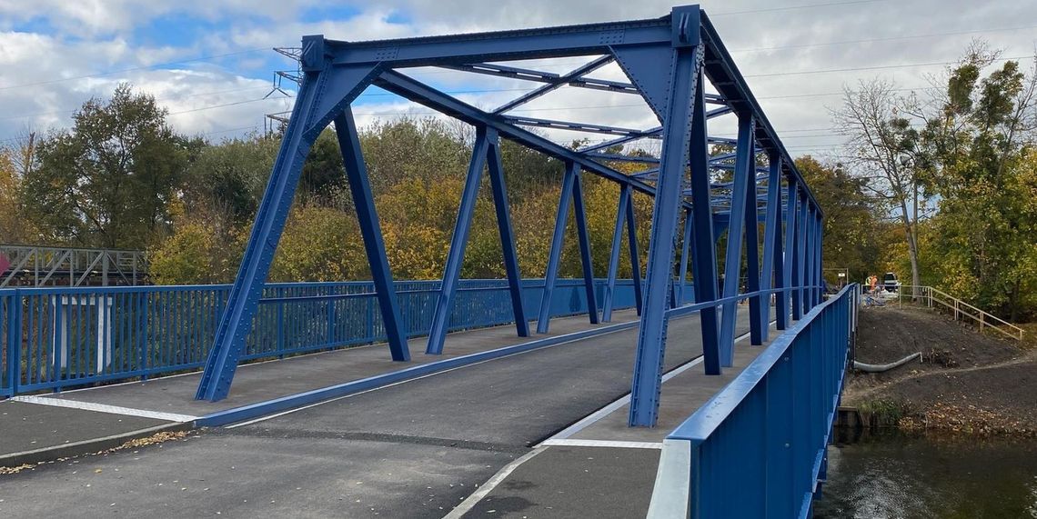 Uszkodzony most i zablokowany wjazd do zakładów w Blachowni z ulicy Szkolnej