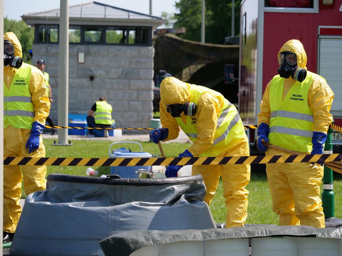 Wojsko i straż pożarna walczą ze złotą algą na Kanale Gliwickim