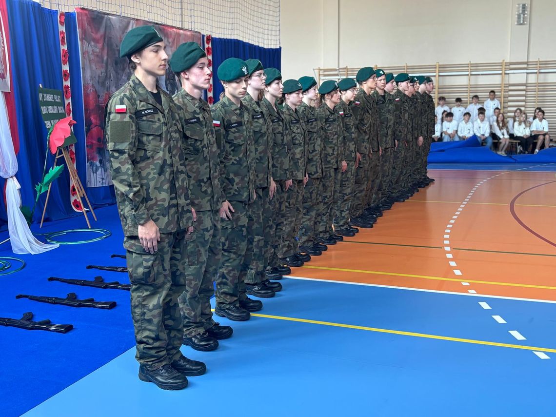 Wojskowa musztra na apelu w blachowiańskiej PSP nr 10. ZDJĘCIA Wojskowa musztra na apelu w blachowiańskiej PSP nr 10. ZDJĘCIA