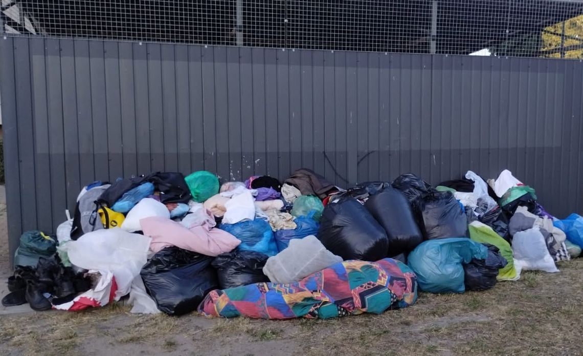 Worki pełne odzieży i tekstyliów lądują pod wiatami śmietnikowymi