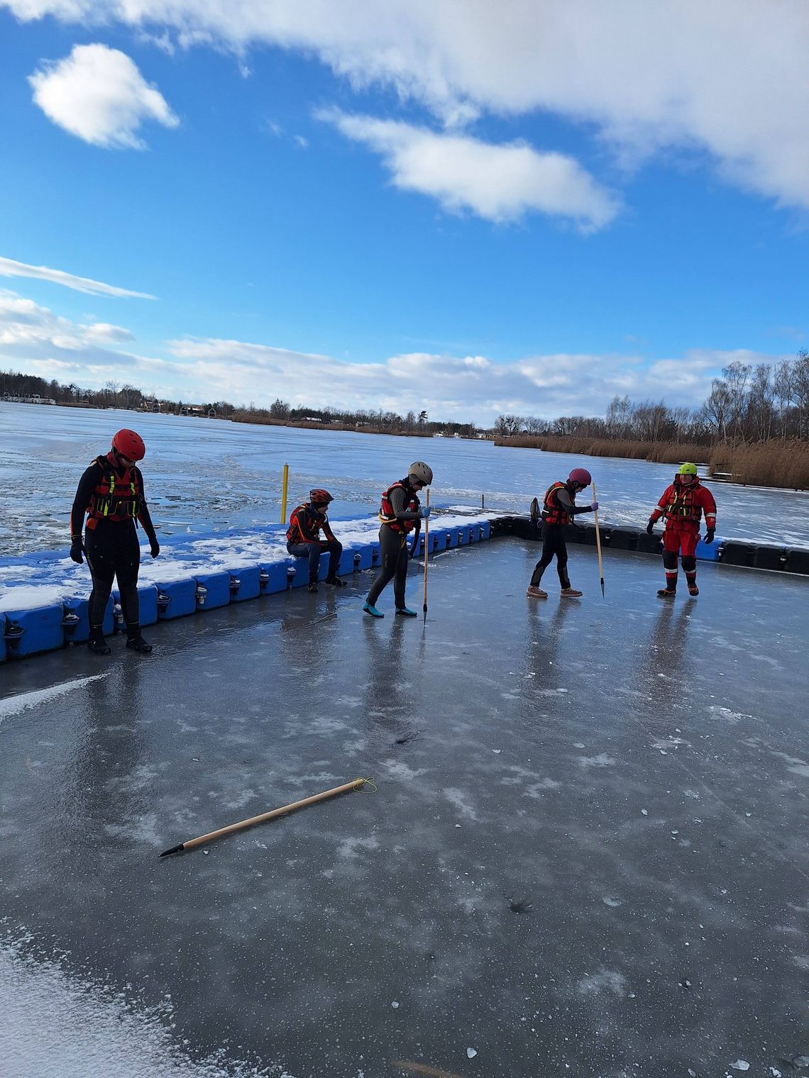 Wpis WOPR wywołał burzliwą dyskusję. Czy na akwenie Dębowa można pływać pod lodem?