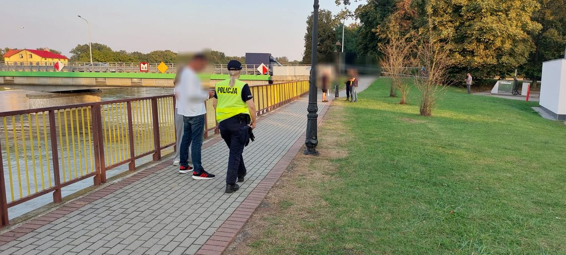 Wprowadzono zakaz chodzenia po wałach w tym również po kozielskiej promenadzie