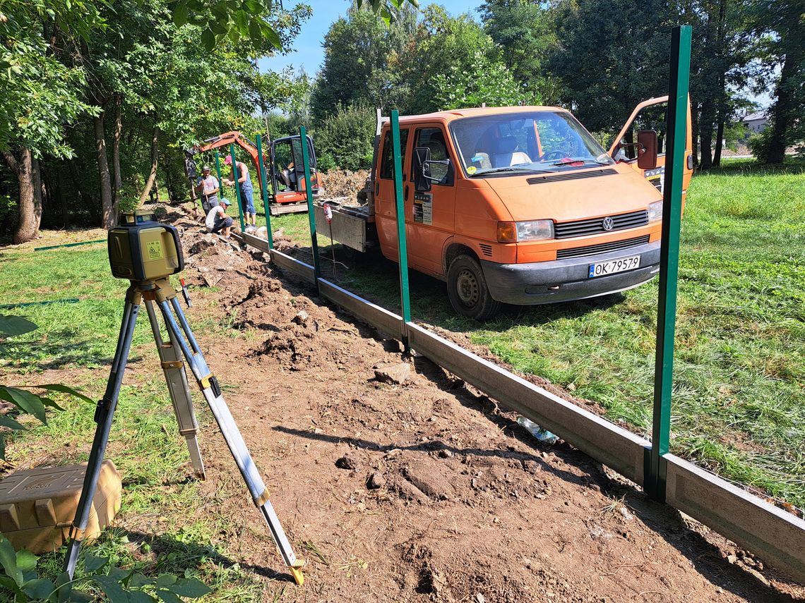 Wybieg dla psów na osiedlu Zachód coraz bliżej. ZDJĘCIA