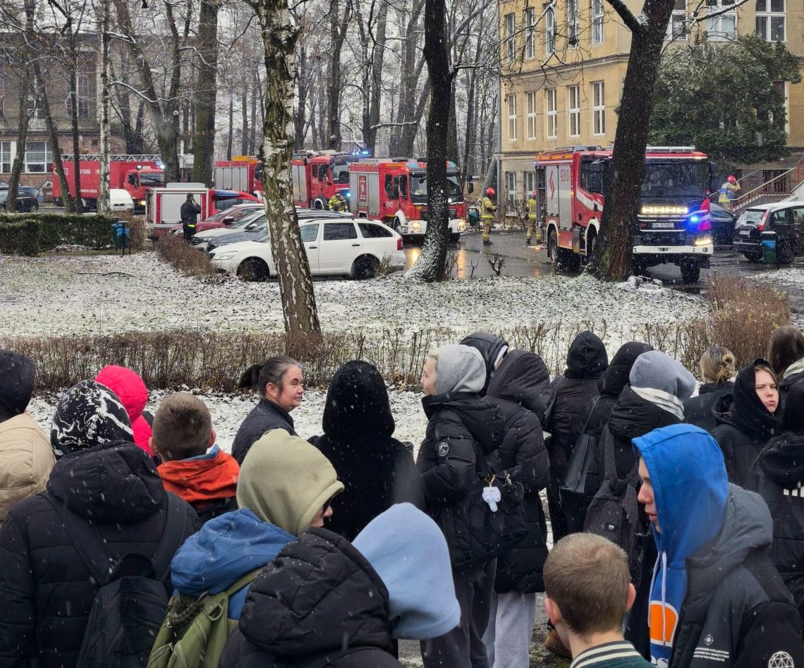 Wybuch w laboratorium i ewakuacja szkoły. Ćwiczenia bezpieczeństwa w ZS nr 3 w Sławięcicach. ZDJĘCIA Wybuch w laboratorium i ewakuacja szkoły. Ćwiczenia bezpieczeństwa w ZS nr 3 w Sławięcicach. ZDJĘCIA