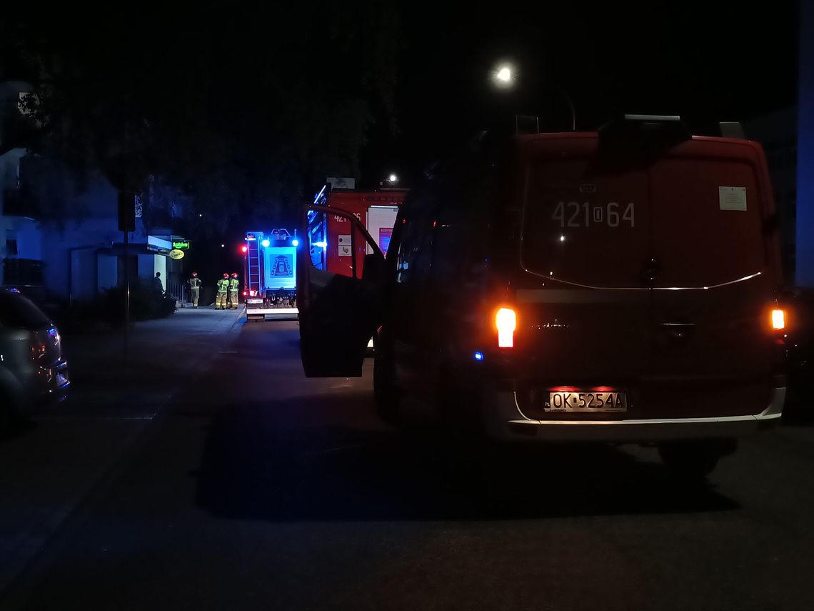 Wyciek gazu w budynku wielorodzinnym na osiedlu Piastów. Na miejscu kilka zastępów straży pożarnej