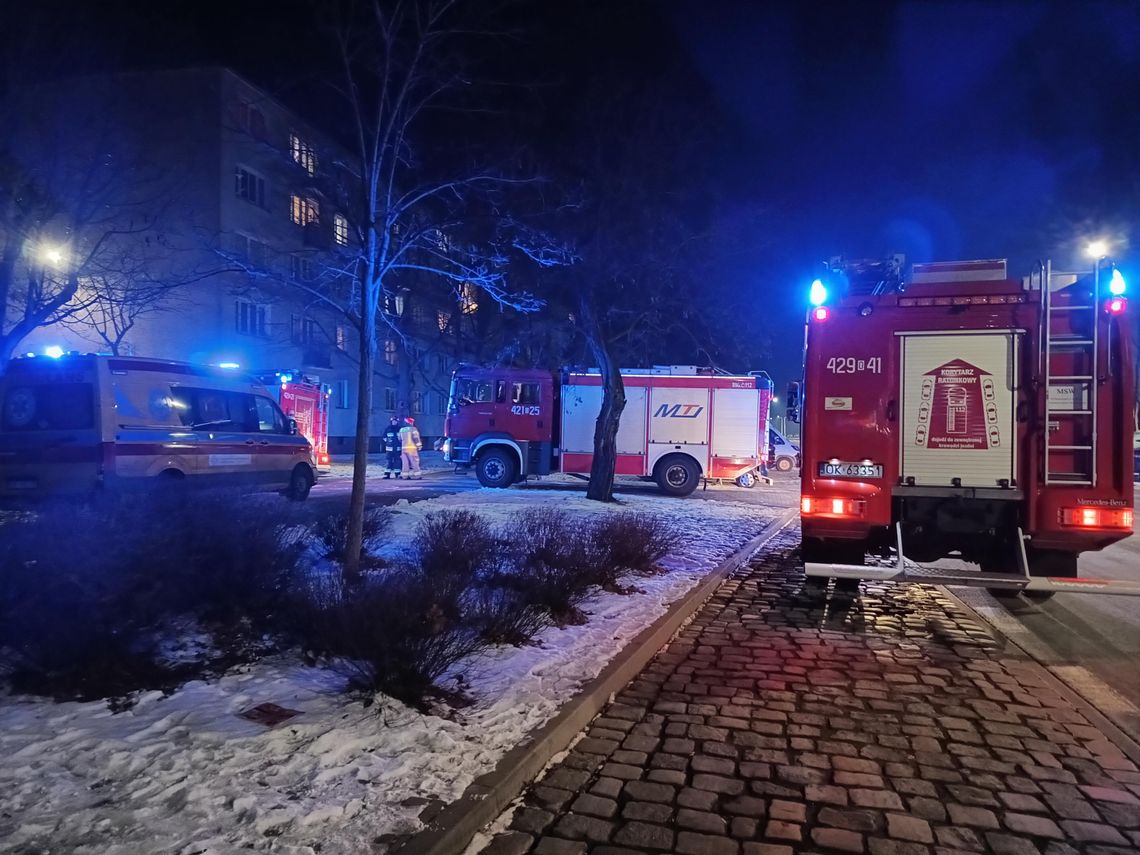 Wyczuwalny zapach gazu w bloku. Na miejscu pracuje kilka zastępów straży pożarnej