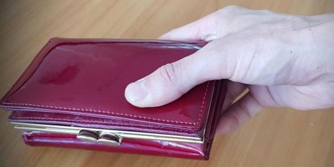 Wykorzystując nieuwagę kobiety, zabrał jej portfel z 3000 zł. Uważajmy w wakacje - apelują policjanci 
