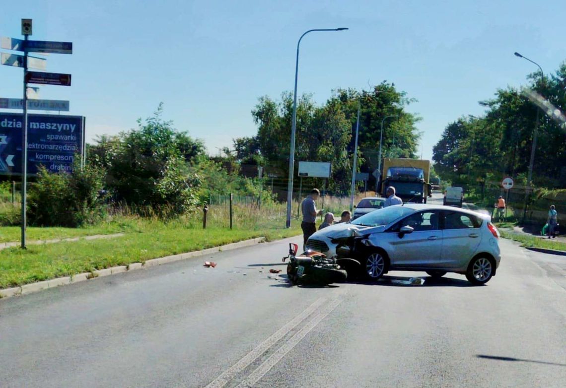 Wypadek na osiedlu Piastów. Zderzenie osobówki z motocyklem. ZDJĘCIA