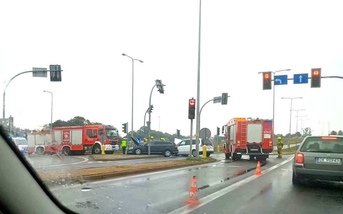 Zderzenie dwóch samochodów w Reńskiej Wsi. Dziecko i osoba dorosła trafiły do szpitala