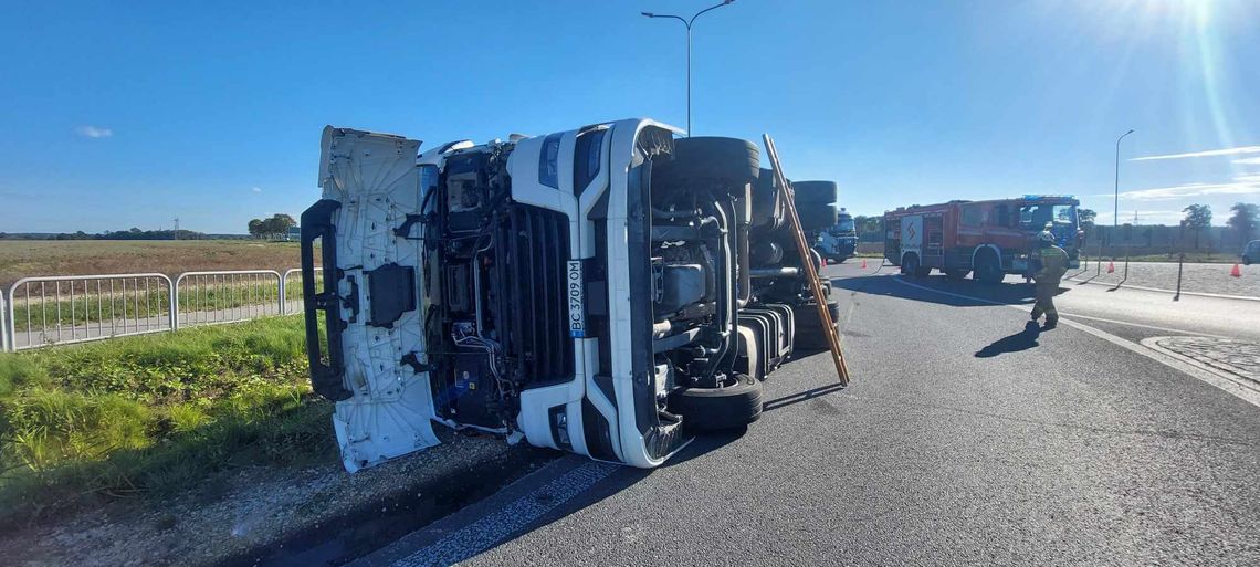 Wypadek samochodu ciężarowego na obwodnicy Kędzierzyna-Koźla. ZDJĘCIA