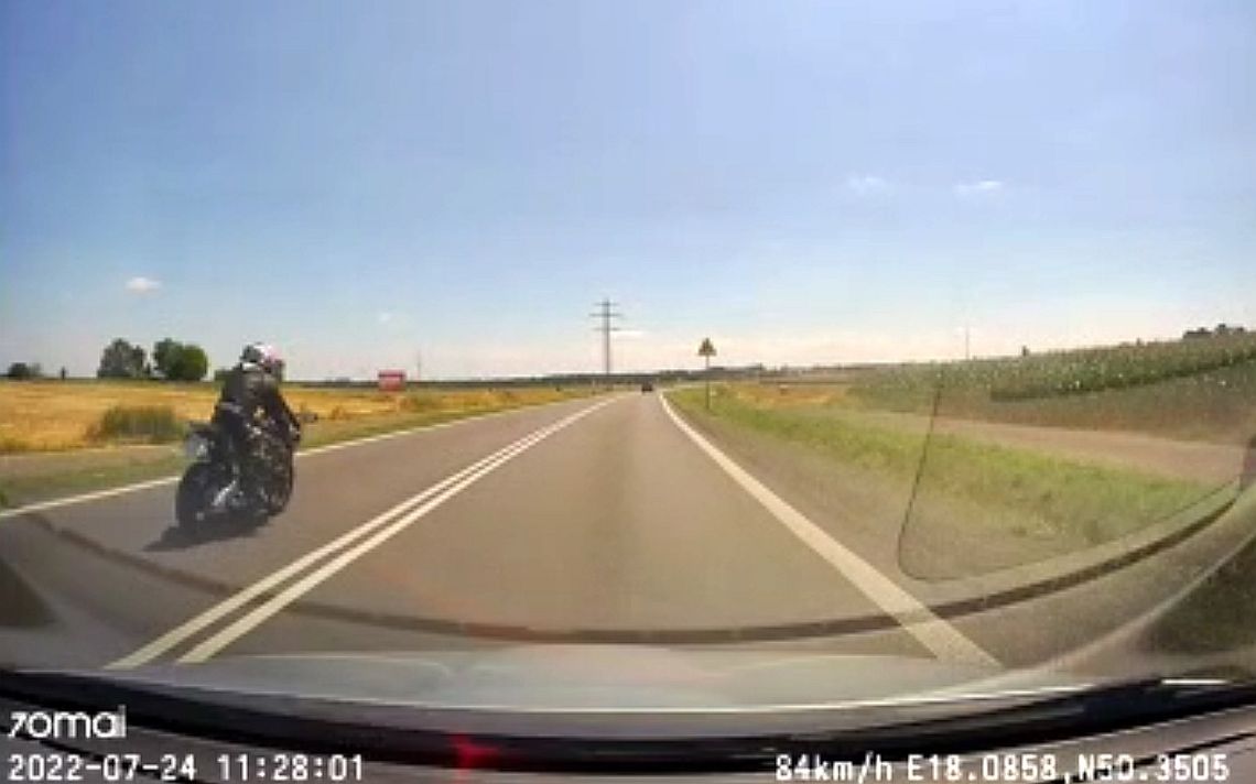 Motocyklista z duża prędkością wyprzedził na podwójnej ciągłej. Nagranie trafiło na policję. WIDEO