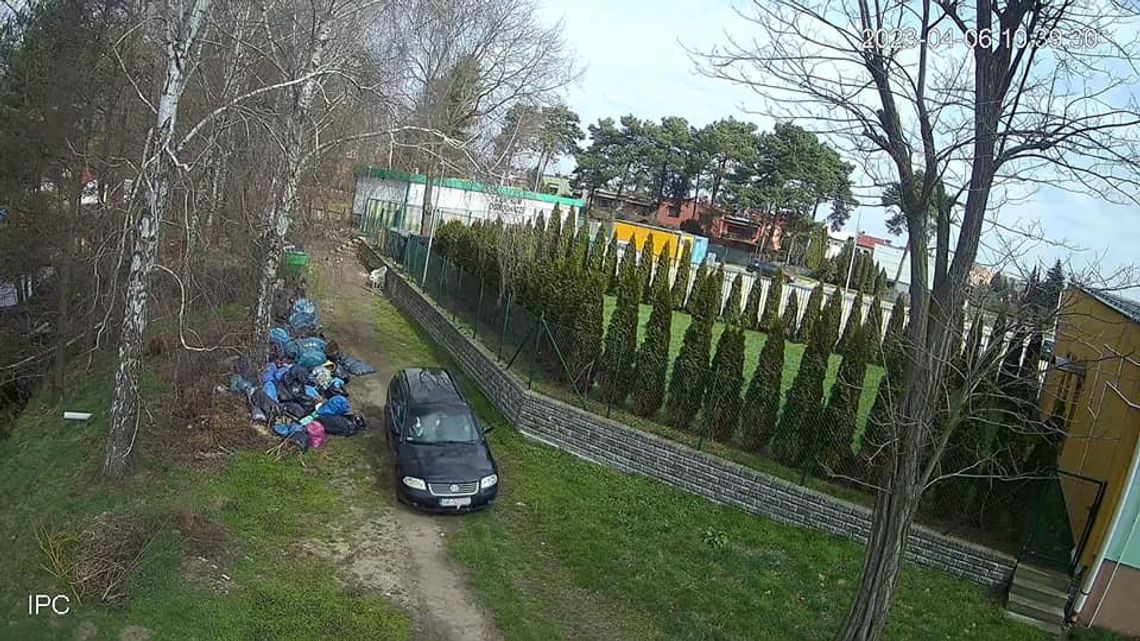 Porzucone odpady na terenie ogródków działkowych. Po interwencji posprzątane Porzucone odpady na terenie ogródków działkowych. Po interwencji posprzątane