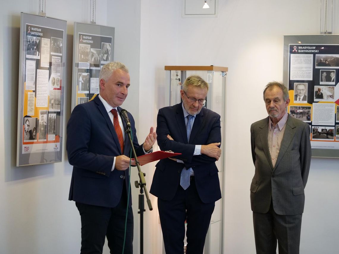 Wystawa poświęcona Władysławowi Bartoszewskiemu w kozielskiej bibliotece Wystawa poświęcona Władysławowi Bartoszewskiemu w kozielskiej bibliotece