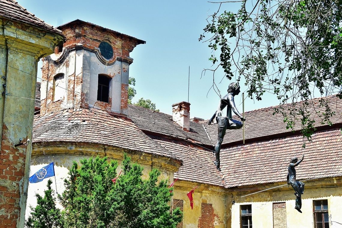 Wystawa rzeźb balansujących w Pałacu Rozkochów. ZDJĘCIA