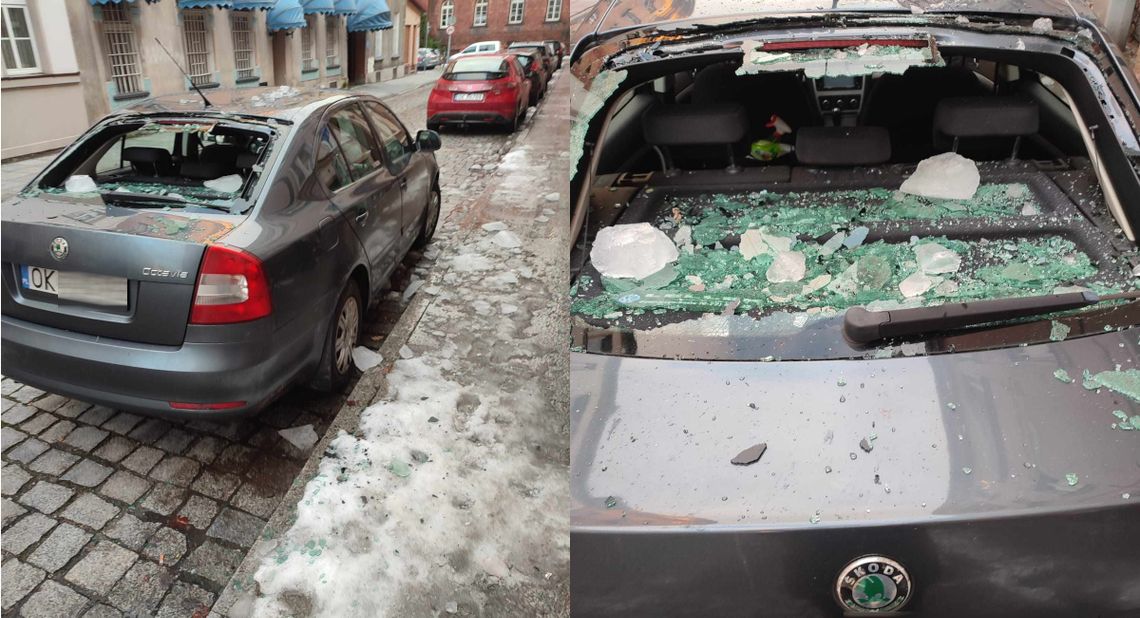 Z dachu budynku spadł lód uszkadzając zaparkowany samochód Z dachu budynku spadł lód uszkadzając zaparkowany samochód