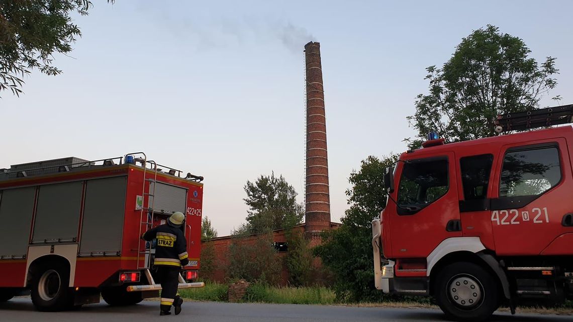 Z komina w starej cegielni wydobywał się dym. Interweniowali strażacy