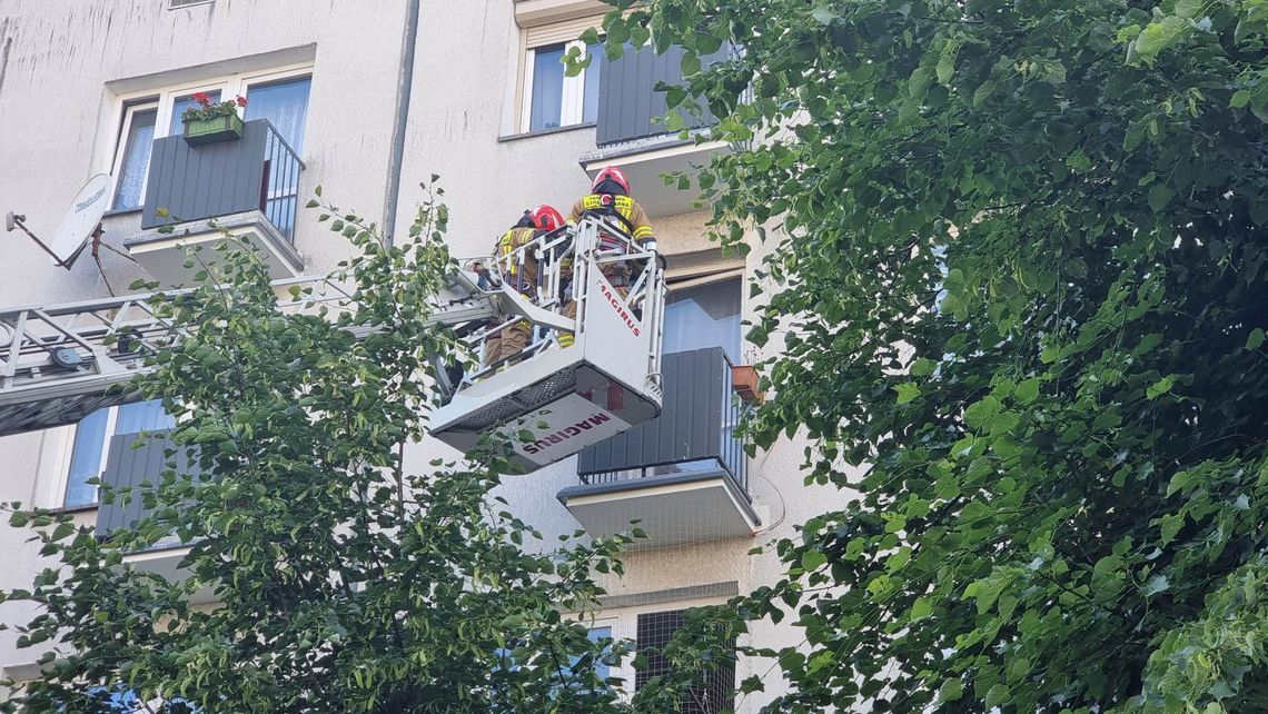 Z lokatorem nie było kontaktu. Interweniowali strażacy i policjanci